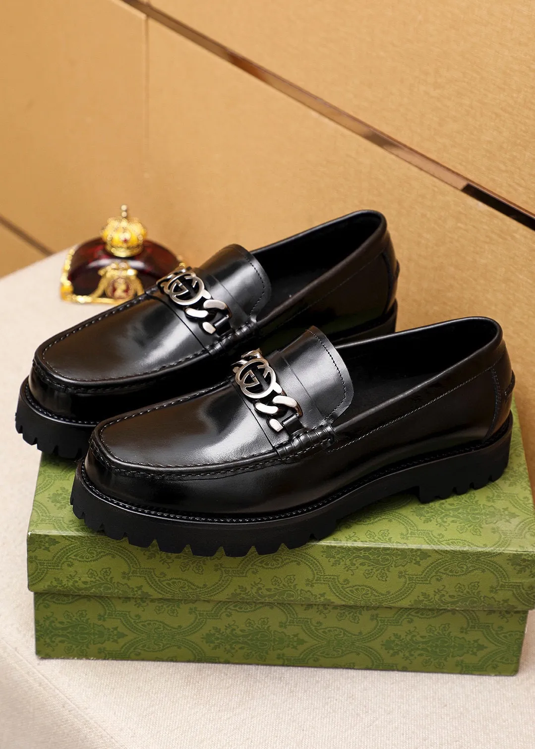 Men's shoes 💰460 💐 Product trademark: GUCCI "Gucci" casual leather shoes Regular size: 39-44 (38.45🉑️customized) Product materials: Selected imported first-layer open-edge beaded cowhide upper + luxury hardware buckle, imported water-dyed cowhide leather lining. Strong three-dimensional visual effect, foam outsole Color: 2⃣️colors available